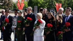 Вячеслав Гладков возложил цветы к мемориальному комплексу «Вечный огонь»