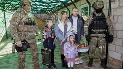 Бойцы Росгвардии вручили подарки белгородской семье в знак признательности за поддержку