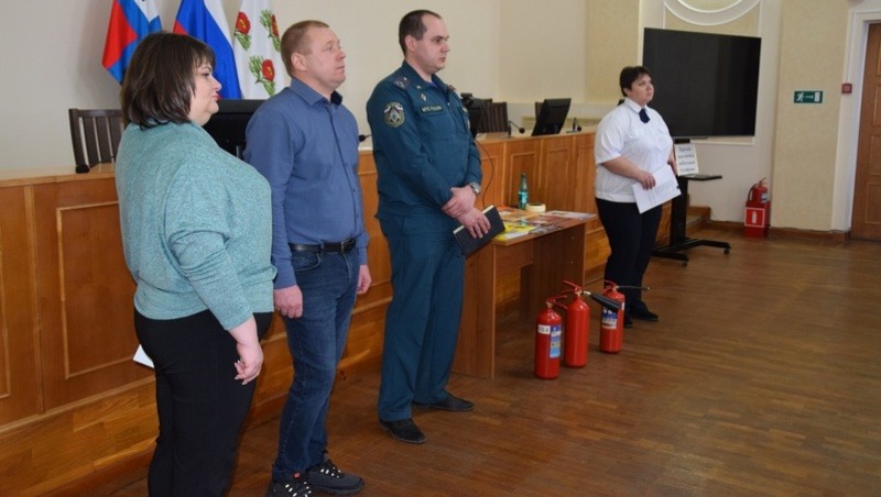Вейделевские муниципальные служащие приняли участие в обучении по пожарной безопасности