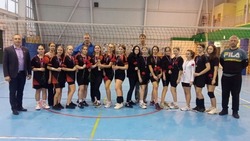 Женские команды двух школ Вейделевского района провели матч по волейболу накануне 8 Марта