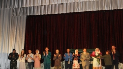 Вейделевские зрители встретили артистов из Луганска