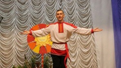 Хореограф Максим Головин учит народным танцам школьников из Вейделевского района 