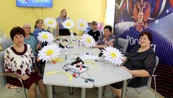 Пожилые вейделевцы приняли участие в занятии «Ромашка — семейный оберег»