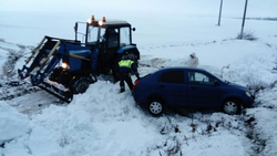 Белгородские автоинспекторы помогли автомобилисту выбраться из снежного заноса