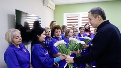 Вячеслав Гладков поздравил с 8 Марта работающих в оперативных службах белгородок