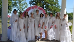 Вейделевцы посетили выставку-дефиле свадебных нарядов прошлых лет