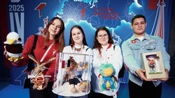 Белгородцы показали куклу-добровольца Наташу на съезде «Движения Первых»