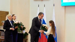 Вячеслав Гладков вручил губернаторские стипендии белгородским ребятам в номинации «Культура»