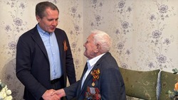 Вячеслав Гладков навестил ветерана Великой Отечественной войны Виктора Кузнецова