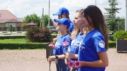 Вейделевские волонтёры возложили цветы к памятнику «Танк ИС-2» 12 июля