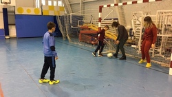 Вейделевская спортивная школа провела тренировку по мини-футболу в День матери