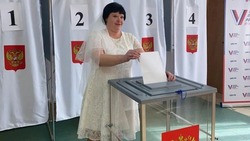 Жительница Вейделевки проголосовала на выборах Президента РФ перед бракосочетанием