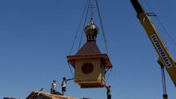 Рабочие установили купол на храм в селе Валуйского городского округа