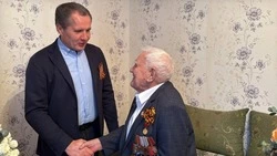 Вячеслав Гладков навестил ветерана Великой Отечественной войны Виктора Кузнецова