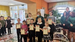 Сотрудники Вейделевского лесничества вручили грамоты ученикам Николаевской школы