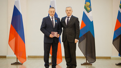 Губернатор Евгений Савченко вручил государственные и областные награды