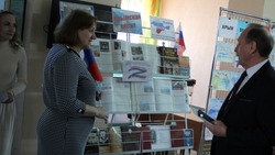 Вейделевские библиотекари оформили выставку «Крымская весна»