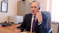 Глава администрации Анатолий Тарасенко ответил на вопросы вейделевцев по телефону