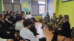Встреча школьников с женщинами из территориальной самообороны прошла в Вейделевке 6 марта
