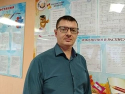 Александр Околота стал любимым учителем многих вейделевских школьников