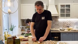 Вячеслав Гладков опубликовал ролик с рецептом семейного блюда