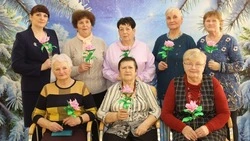 Пожилые вейделевцы приняли участие в мастер-классе по изготовлению розы из атласной ленты