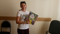 Победительница розыгрыша забрала новую книгу в редакции газеты Вейделевского района