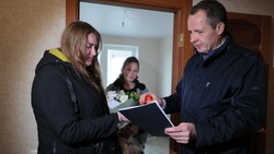 Вячеслав Гладков передал права собственности девяти семьям из приграничного села Журавлёвка
