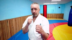 Александр Колесников обучает вейделевских школьников киокусинкай 