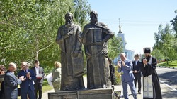 Памятник создателям славянской письменности Кириллу и Мефодию украсил Вейделевку