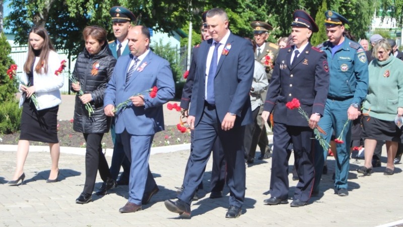 Жители Вейделевского района возложили цветы и венки к мемориалам в День Победы