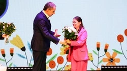 Вячеслав Гладков вручил почётные знаки «Материнская слава» жительницам области