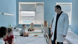 Вячеслав Гладков навестил раненного мальчика в больнице
