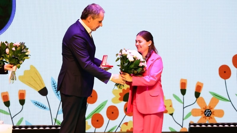 Вячеслав Гладков вручил почётные знаки «Материнская слава» жительницам области