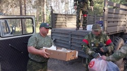 Представитель администрации Вейделевского района передал вещи военнослужащим в зоне СВО