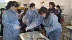 Общественная комиссия проверила качество организации питания в Вейделевской школе