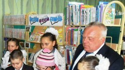 Вейделевские школьники вместе с депутатом посетили сельскую библиотеку