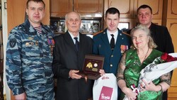 Офицеры белгородской Росгвардии поздравили ветерана с праздником