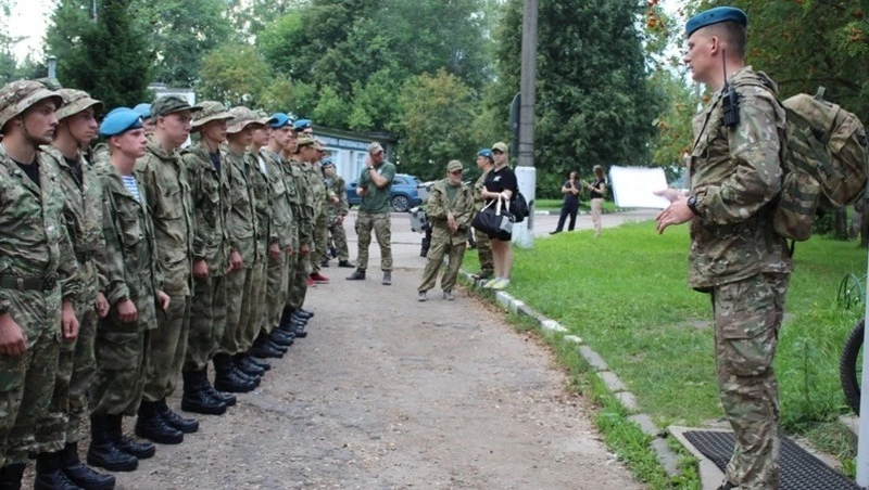 60 курсантов белгородских военно-патриотических клубов совершили прыжки с парашютом