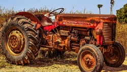 Молодой человек похитил у губкинского фермера трактор и «Волгу»