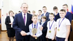 Глава администрации Вейделевского района вручил награды юным футболистам спортивной школы