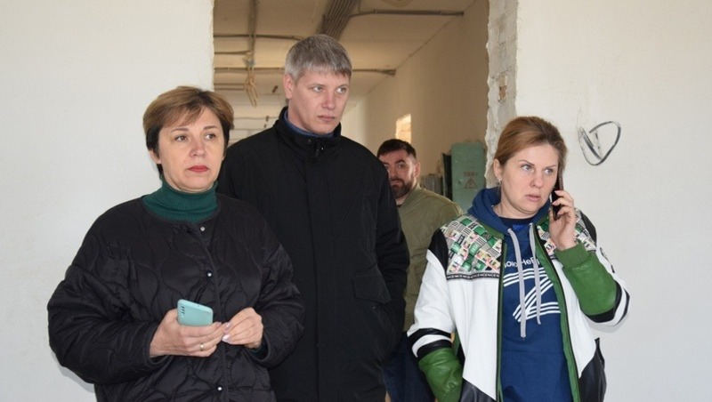 Министр строительства области проверила ход ремонта школы в Вейделевском районе