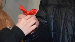Глава администрации Вейделевского района вручил девушке ключи от однокомнатной квартиры