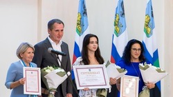 Вячеслав Гладков вручил денежные сертификаты 52 белгородским выпускникам-стобалльникам 