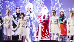 Юные зрители посетили театрализованное представление «Новогодний чудесаж» в Вейделевке 22 декабря