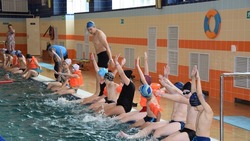 Свыше 300 вейделевских школьников обучилось плаванию в бассейне «Аквамарин»