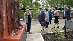 Представители местной власти возложили цветы к памятнику Кириллу и Мефодию в Вейделевке